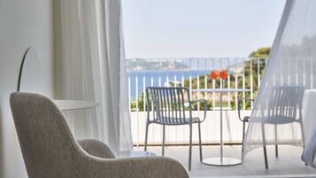 Honeymoon suite, bubbelbad, uitzicht op zee | 1 slaapkamer, luxe beddengoed, een minibar, een kluis op de kamer