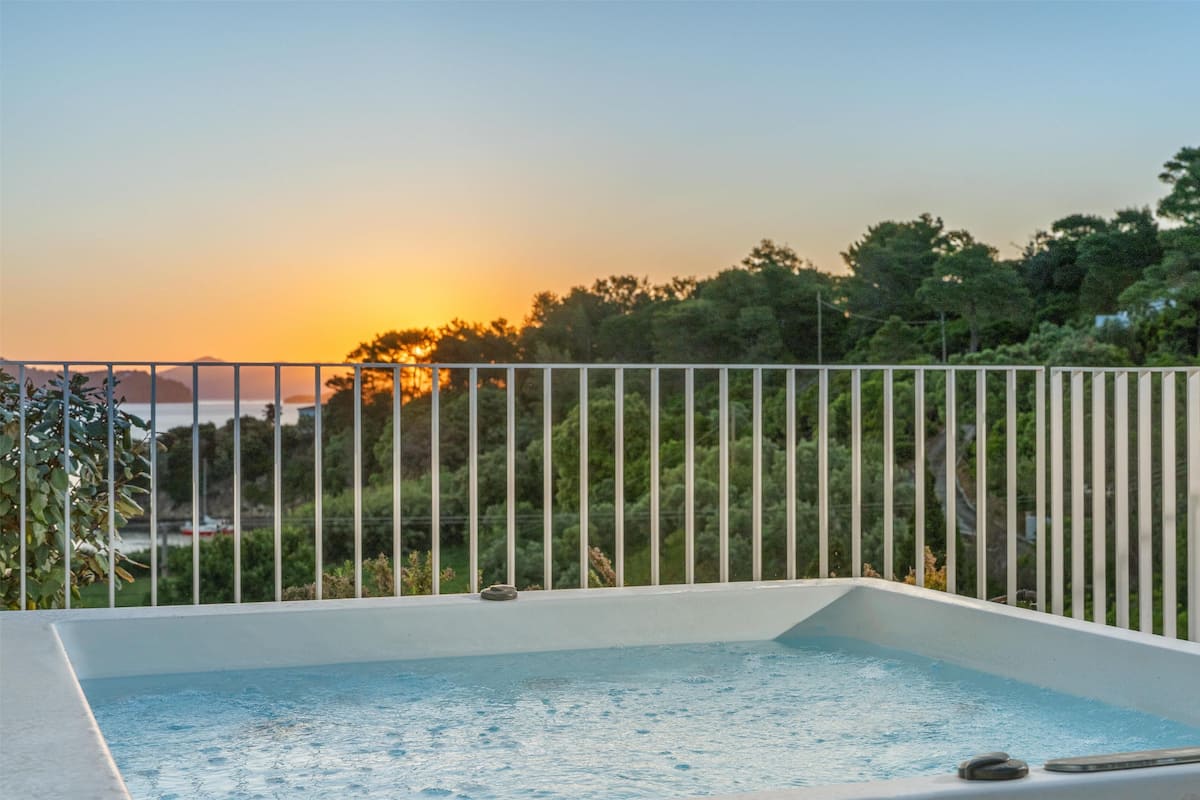 Honeymoon Suite, Jetted Tub, Sea View | 1 bedroom, premium bedding, minibar, in-room safe