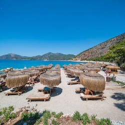 Aan een privéstrand, een gratis shuttleservice van/naar het strand