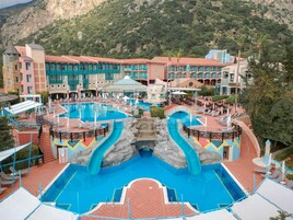 2 piscinas al aire libre, una piscina infinita, sombrillas