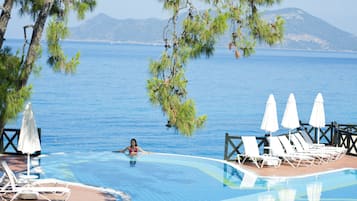 2 outdoor pools, an infinity pool, pool umbrellas, pool loungers