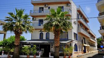 Vista frontal de la propiedad