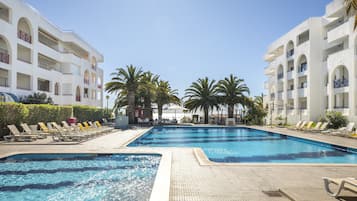 2 udendørs pools, parasoller, liggestole
