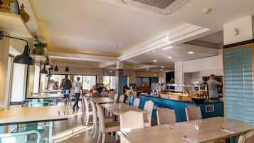 Petit déjeuner et dîner servis sur place