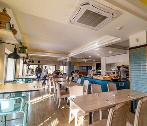 Breakfast and dinner served