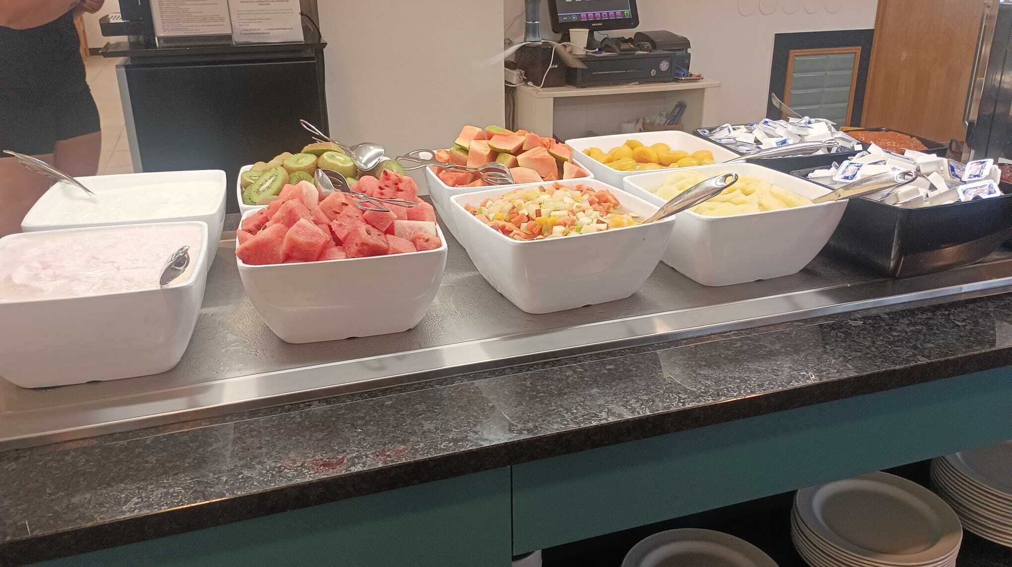 Un buffet con diversi cibi, tra cui frutta e verdura.