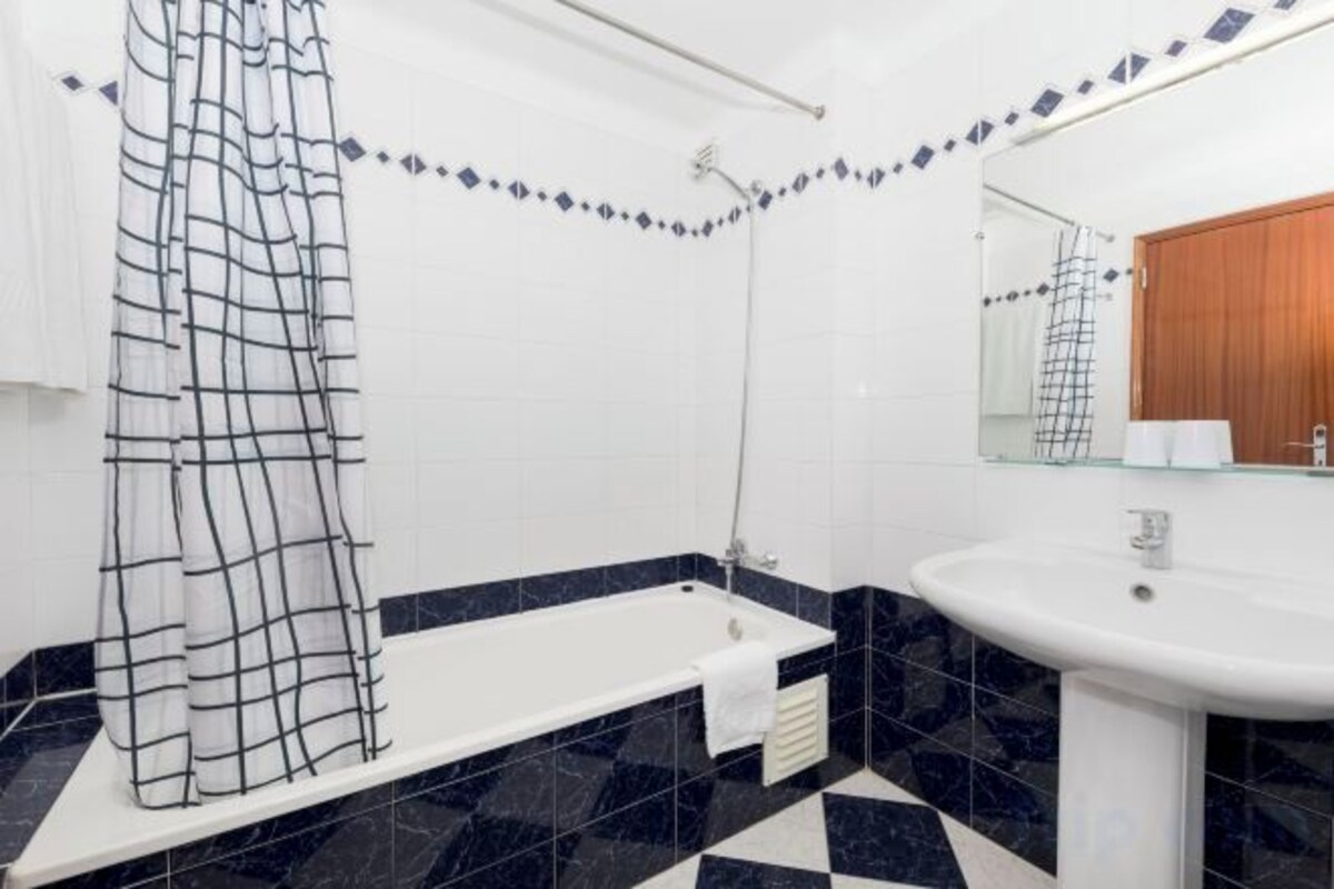 Banyera, banyera profunda, assecador de cabells i bidet 