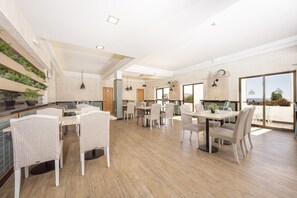 Frokost og middag serveres