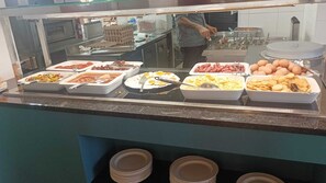Buffet déjeuner servi tous les jours en supplément