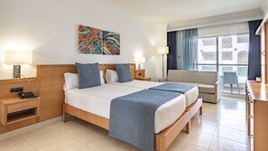 Leilighet, 1 soverom (3 adults + 1 child) | Blendingsgardiner, barnesenger (inkludert) og reiseseng for barn