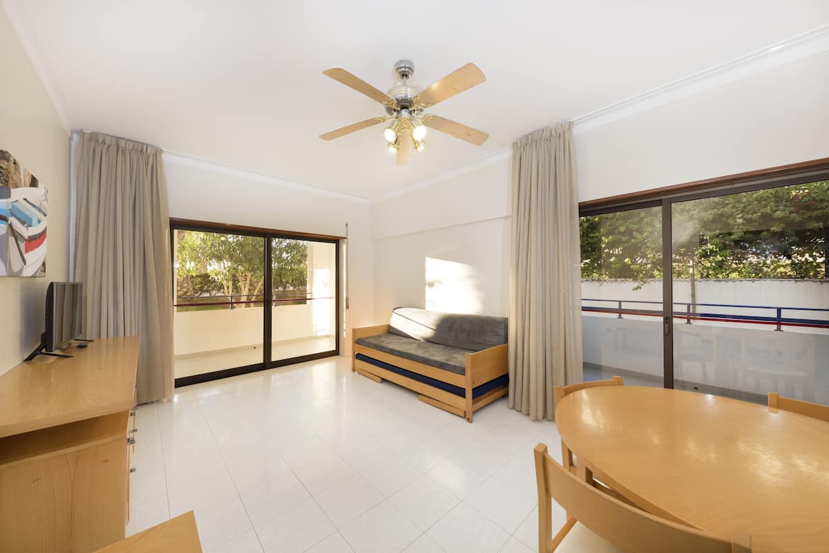 Blendingsgardiner, barnesenger (inkludert) og reiseseng for barn