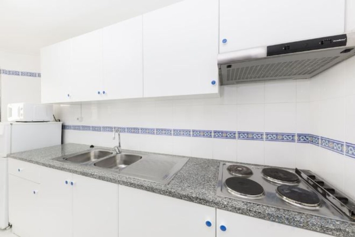 Cuina privada | Frigorífic gran, microones, placa de cuina i torradora 