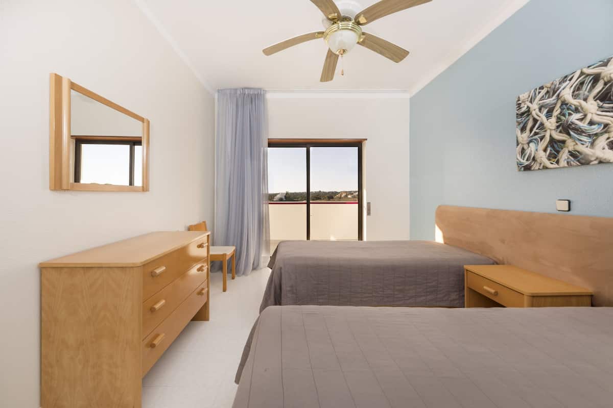 Blendingsgardiner, barnesenger (inkludert) og reiseseng for barn