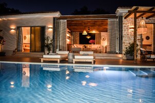 Vila família, 2 quartos, para não fumantes, ao lado da piscina | Roupas de cama de algodão egípcio, camas com colchões pillow-top