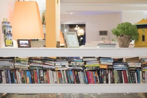 Una estantería llena de libros en el vestíbulo de un hotel.