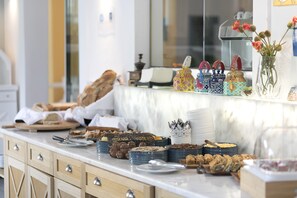 Daily buffet breakfast for a fee - Mandraki Village Boutique Hotel (Skiathos)
