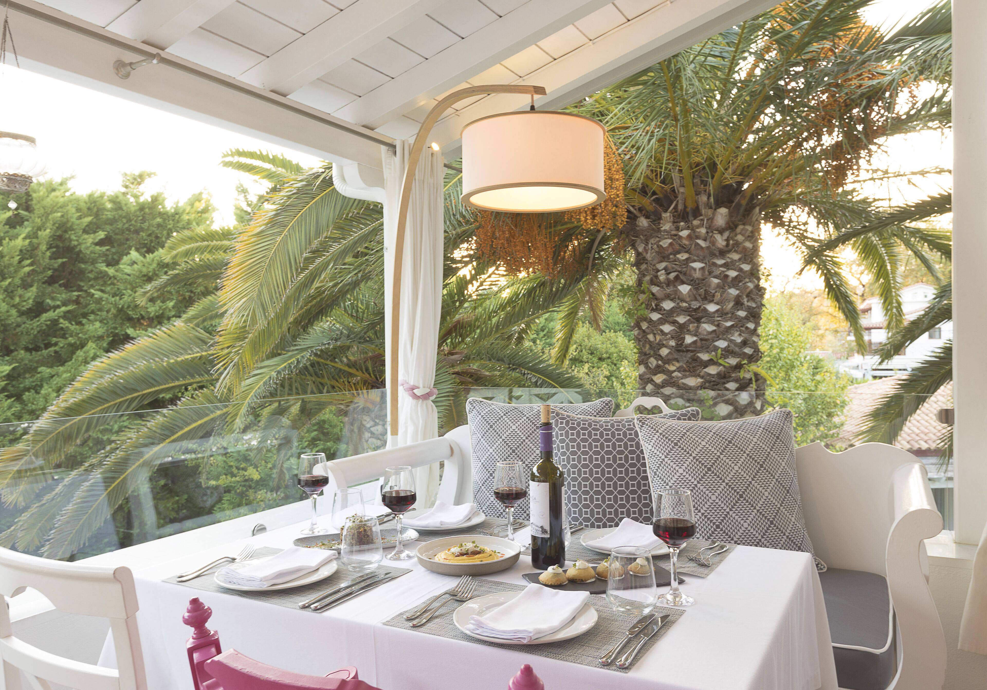 2 restaurants, lunch served