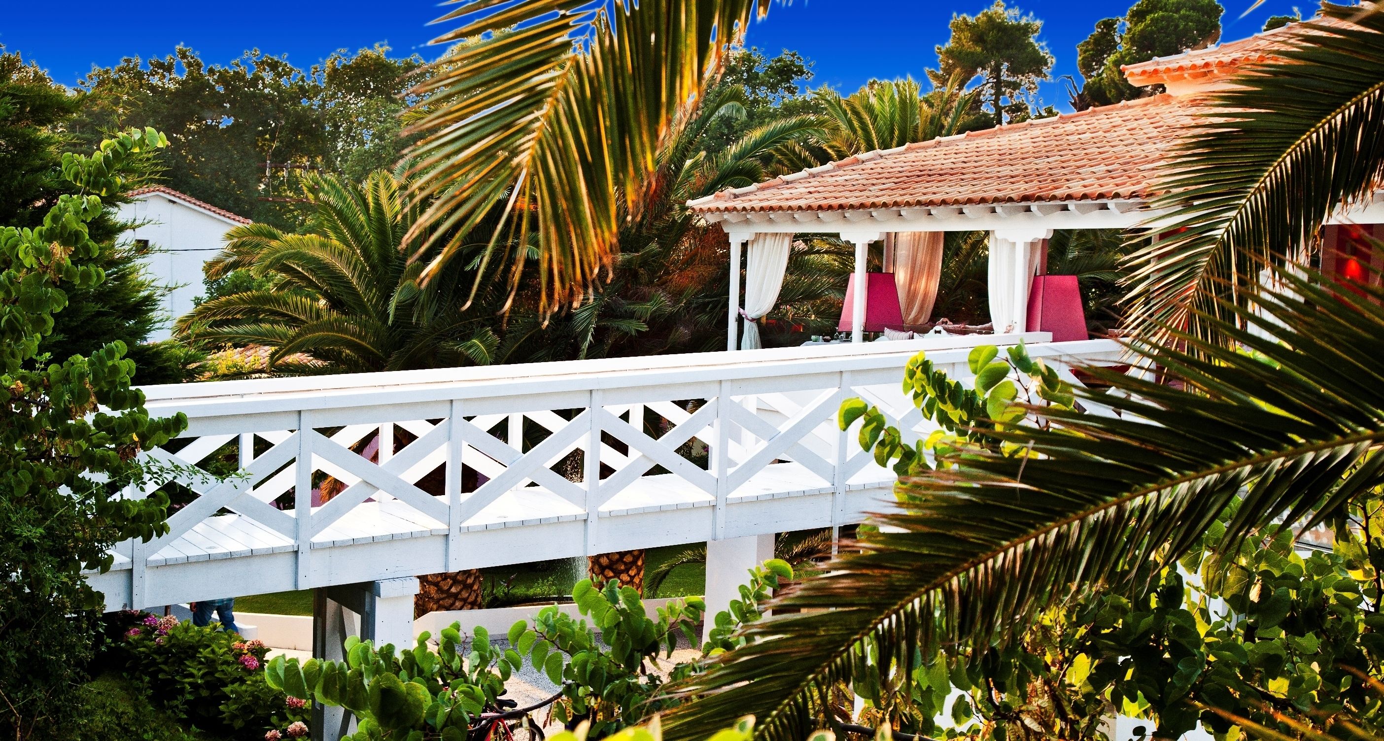 2 restoran, melayani makan siang 