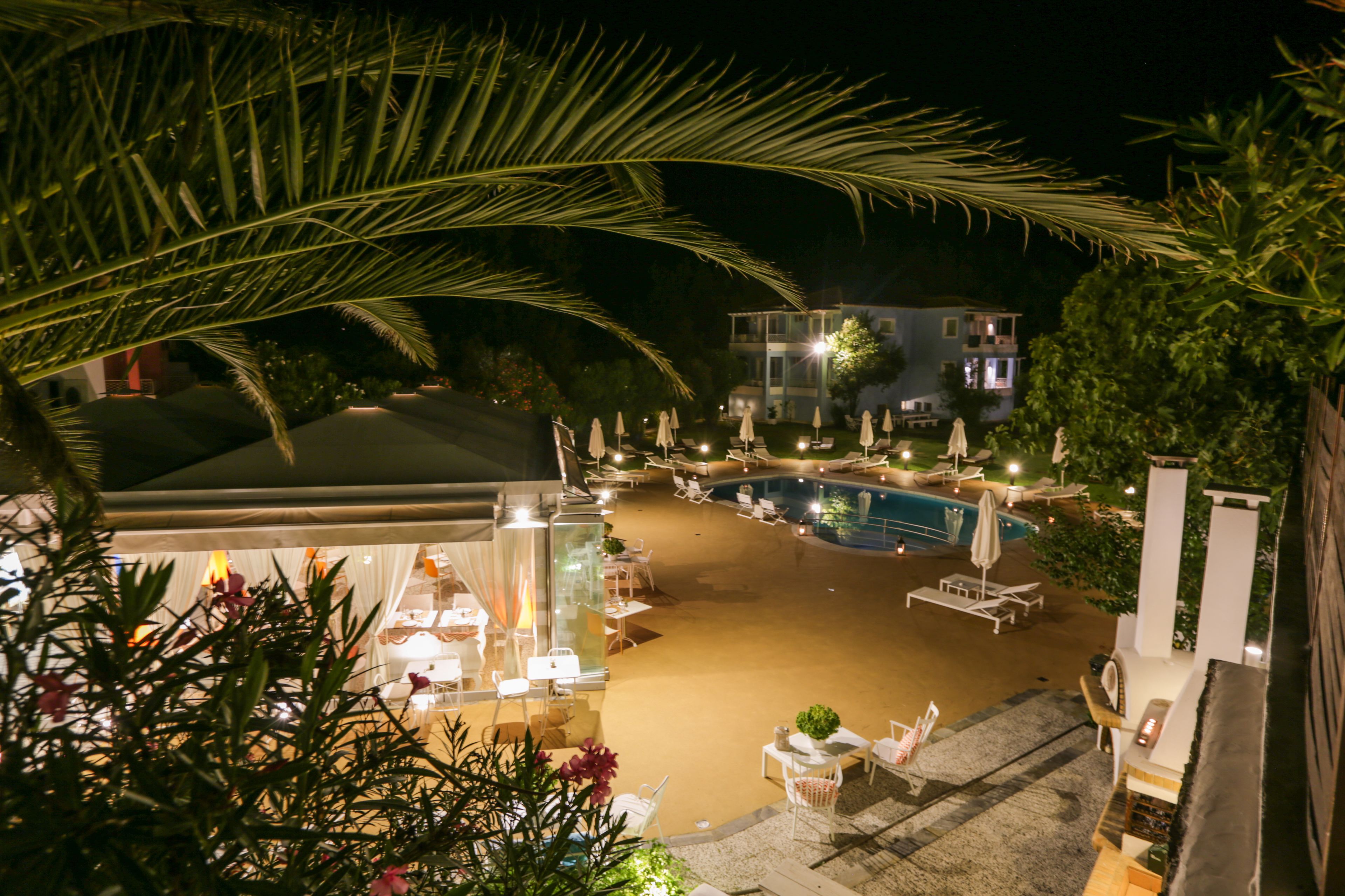 Una piscina al aire libre, camas de piscina gratis, sombrillas
