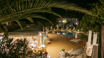 Una piscina al aire libre, camas de piscina gratis, sombrillas