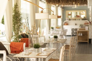 2 restaurantes, é servido almoço