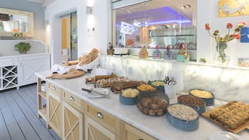 Petit déjeuner buffet (15 EUR par personne)