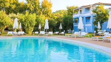 Outdoor pool, free pool cabanas, pool umbrellas