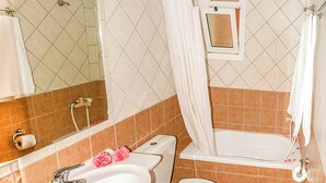 A bathroom with a sink, toilet, and bathtub. - Aparthotel Orestis (Corfu)