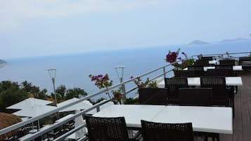 Breakfast, lunch served; local and international cuisine, ocean views
