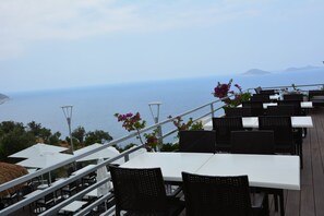 Breakfast, lunch served; local and international cuisine, sea views 