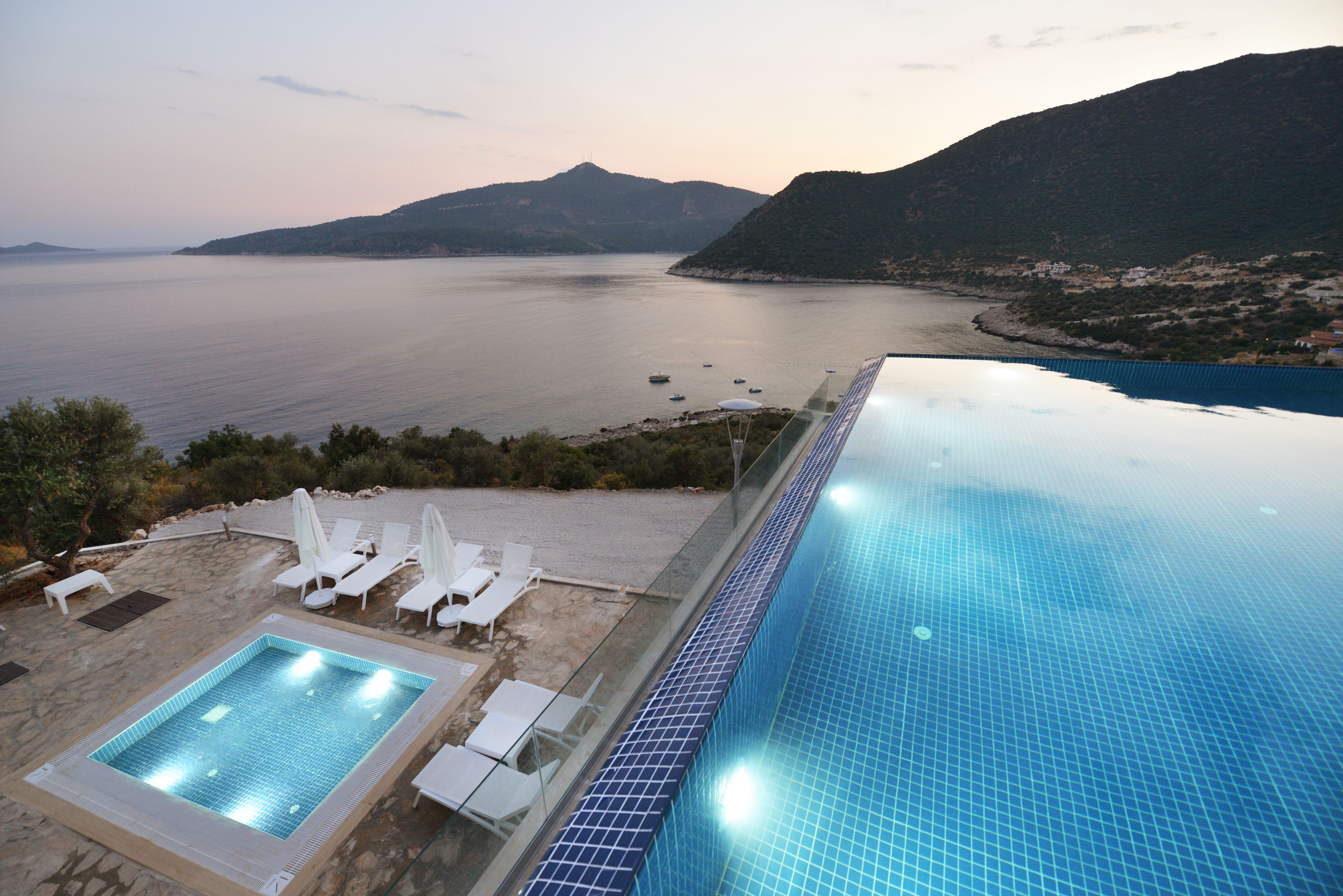 Piscina externa sazonal, funciona das 10h às 19h, guarda-sóis