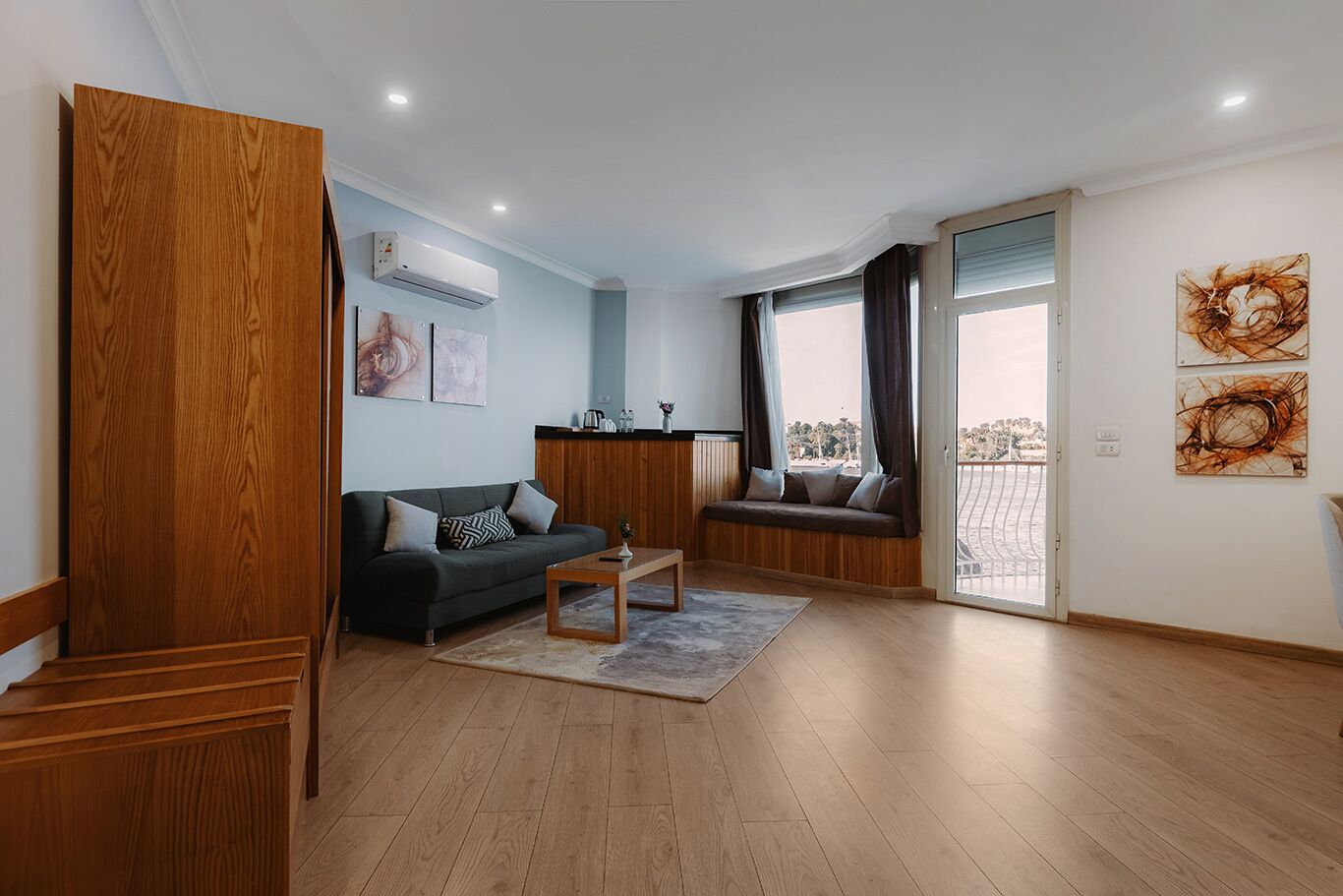 Una sala de estar moderna con un sofá, una mesa de centro y vistas al exterior.