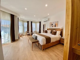 Romantic Suite, 1 Bedroom, Non Smoking, River View | In-room safe, desk, blackout drapes, bed sheets