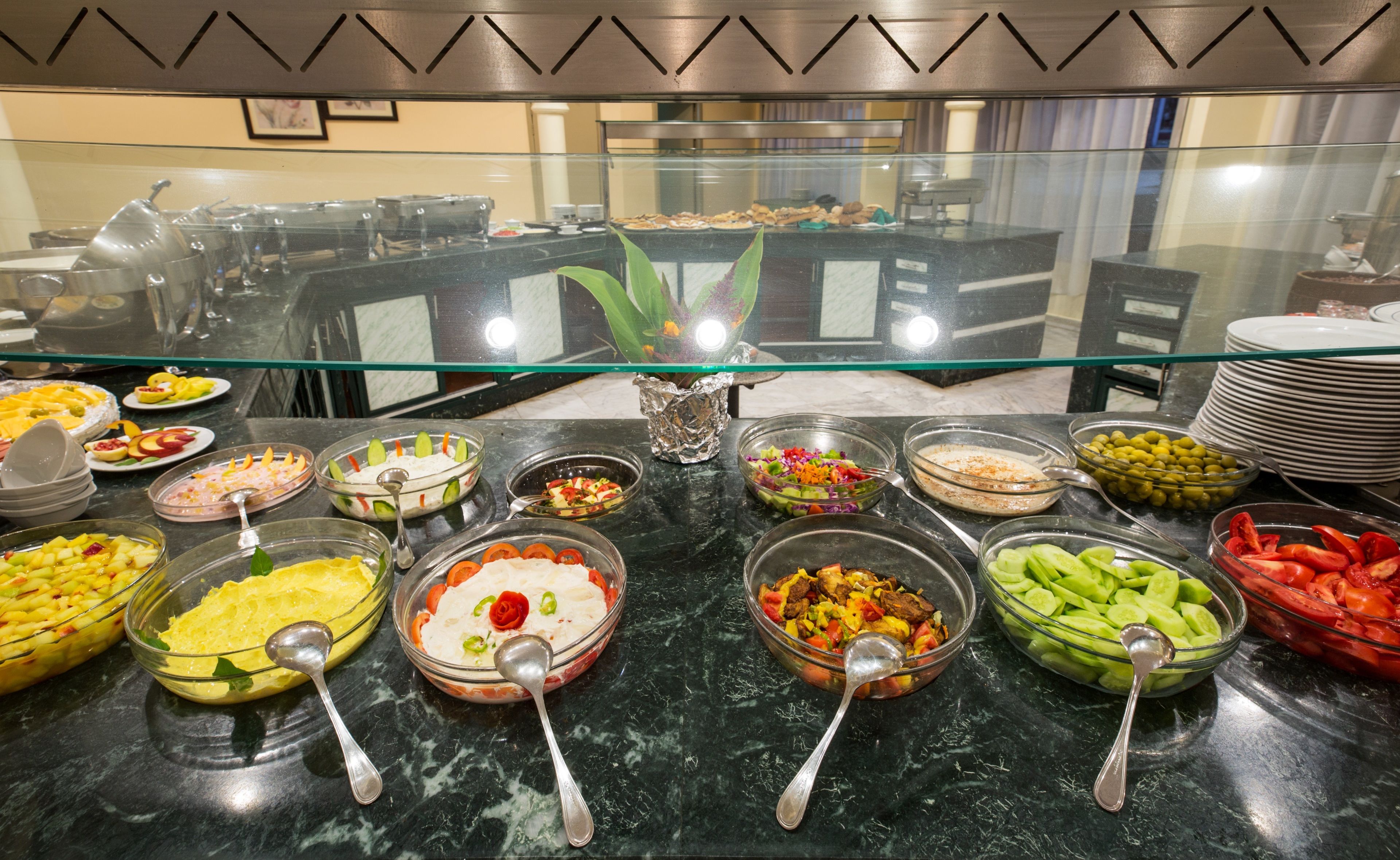 Un buffet proposant une variété de plats et d'ustensiles.