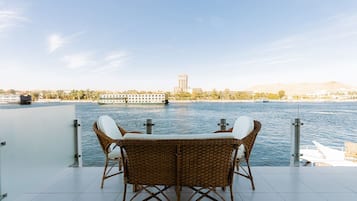 Romantische Suite, 1 Schlafzimmer, Nichtraucher, Flussblick | Terrasse/Patio