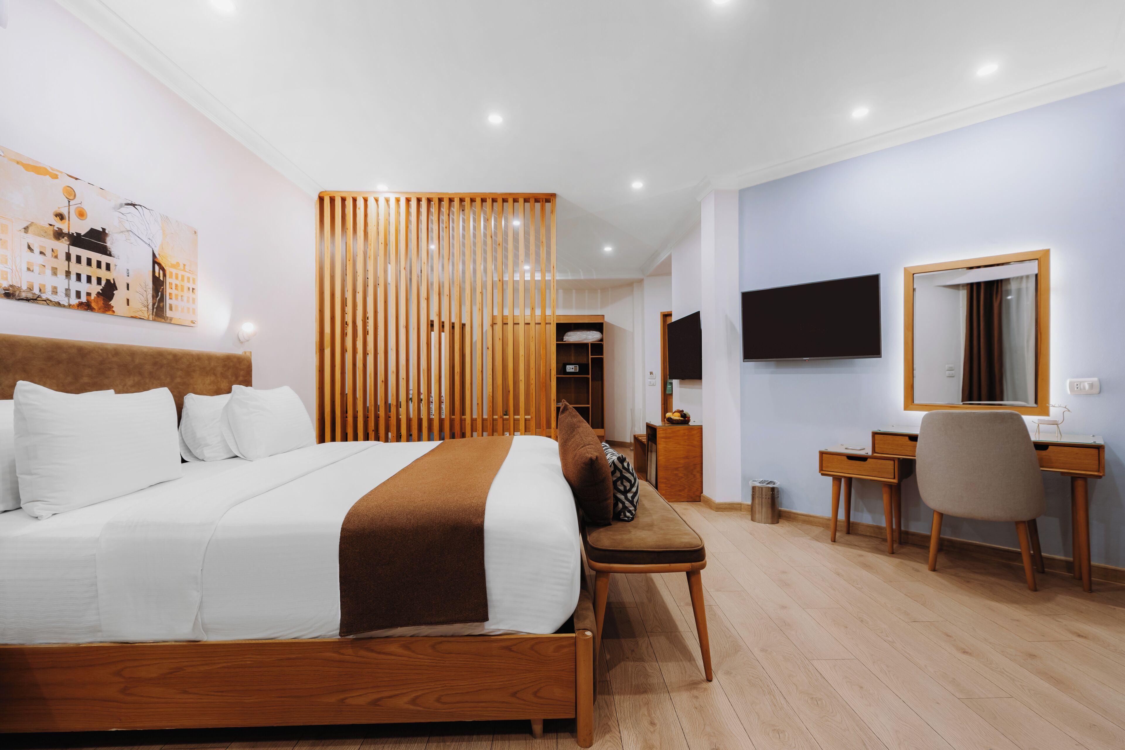 Romantic Suite, 1 Bedroom, Non Smoking, River View | In-room safe, desk, blackout drapes, bed sheets