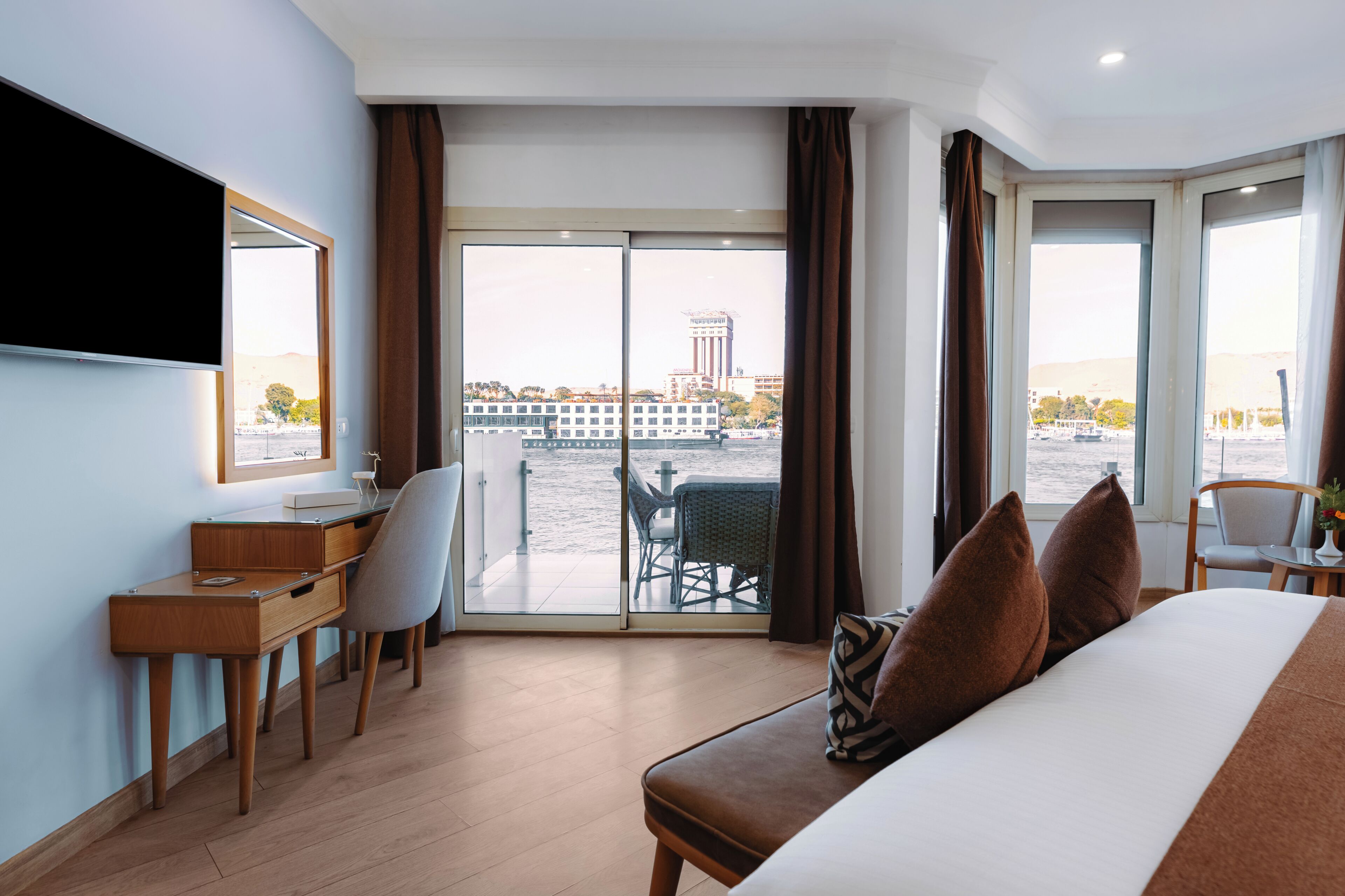 Romantische Suite, 1 Schlafzimmer, Nichtraucher, Flussblick | Zimmersafe, Schreibtisch, Verdunkelungsvorhänge, Bettwäsche