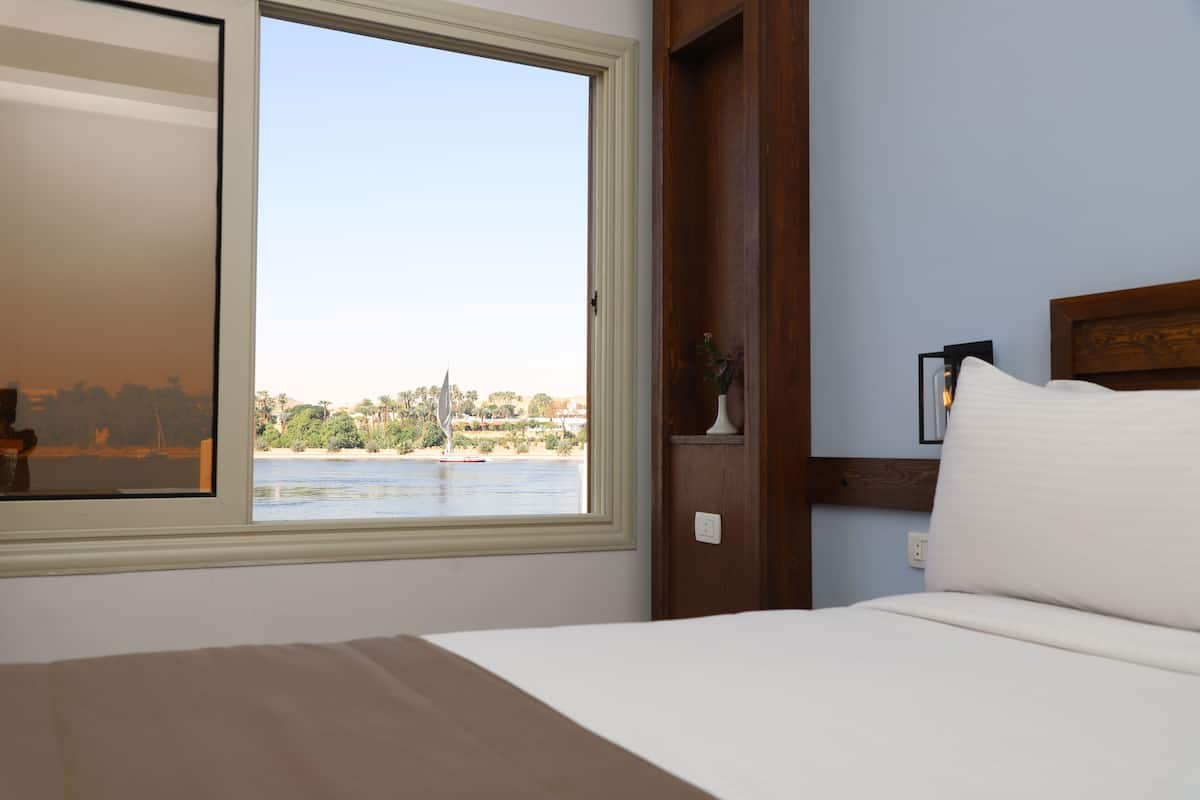 Obelisk Nile Shoreroom