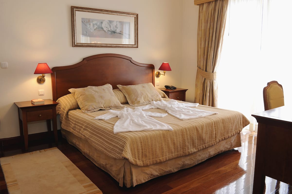 Junior Suite, Sea View | Minibar, desk, blackout curtains, soundproofing