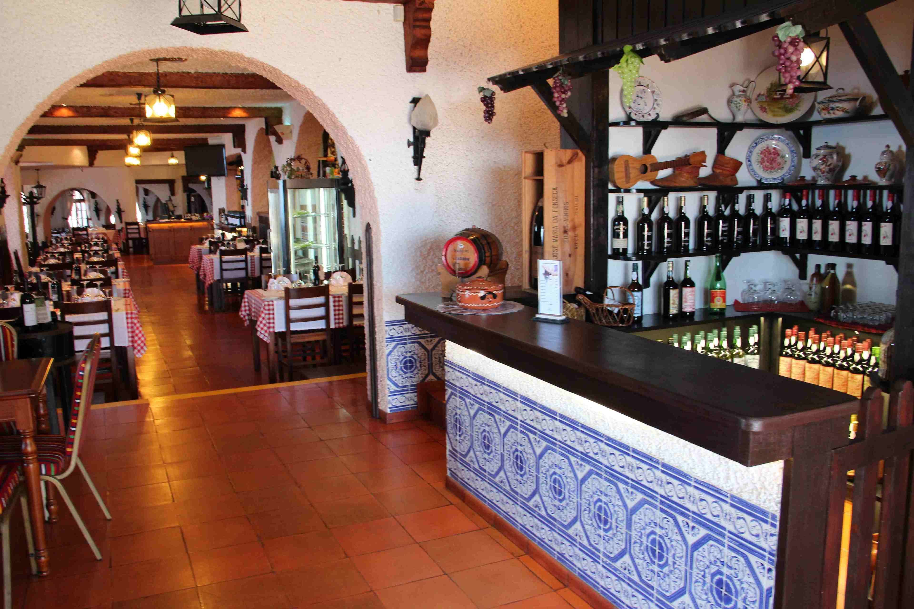 breakfast, lunch, dinner served; sea views