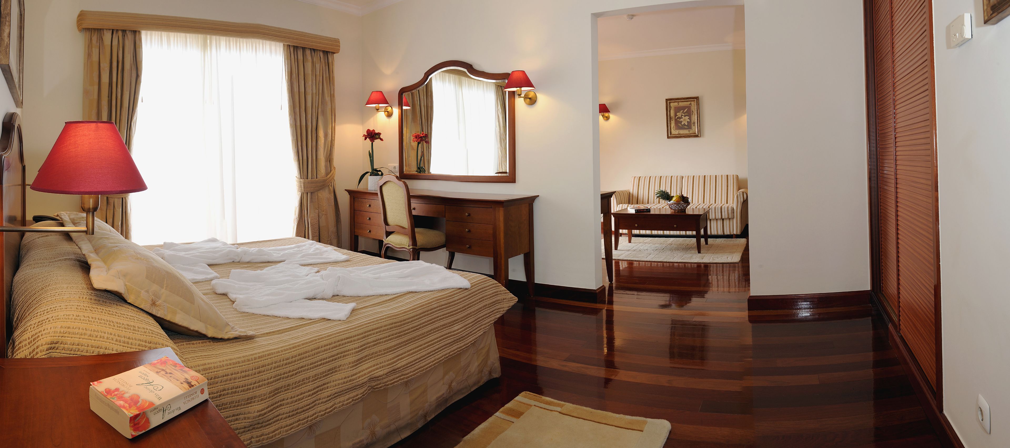 junior suite, sea view | minibar, desk, blackout curtains, soundproofing