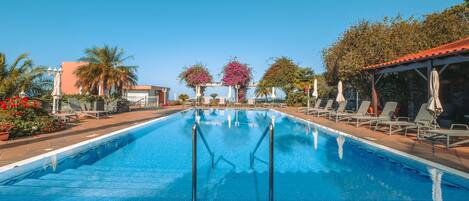 Piscine extérieure, parasols, chaises longues