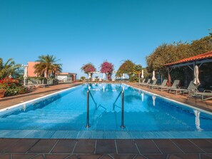 Outdoor pool, pool umbrellas, sun loungers - Hotel Ocean Gardens (Funchal)