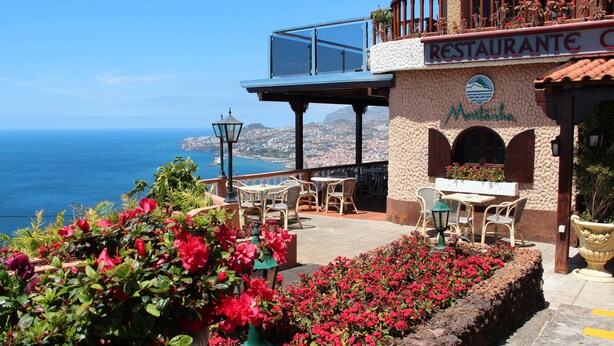 A restaurant with outdoor seating overlooking the sea. - Hotel Ocean Gardens (Funchal)