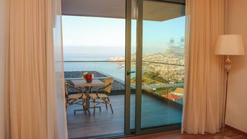 Minibar, escritorio, cortinas blackout y sistema de insonorización