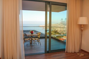 ميني بار ومكتب وستائر تعتيم وتجهيزات عازلة للصوت