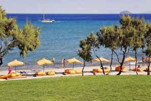 Am Strand, Liegestühle, Sonnenschirme, Strandtücher