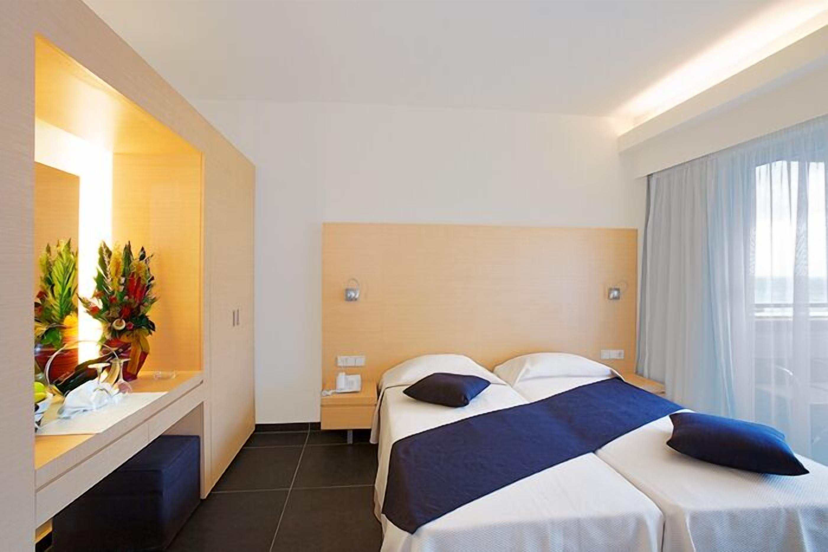 Caja de seguridad en la habitación y cunas gratuitas 