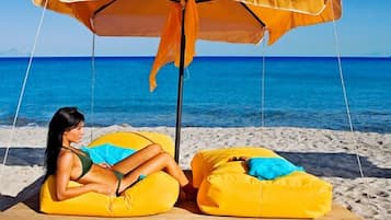 Ubicación a pie de playa, tumbonas, sombrillas y toallas de playa