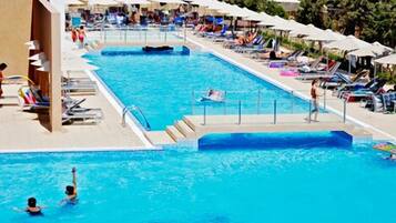 2 outdoor pools, pool umbrellas